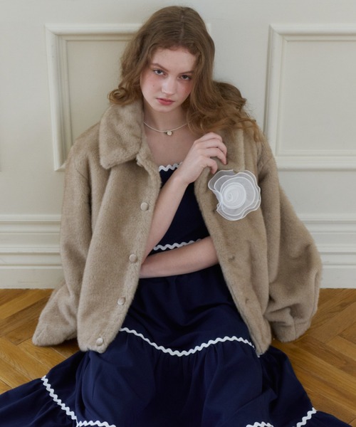idem(イデム)の「tulle brooch fur coat / コサージュ付き(取り外し可能)ファーコート(その他アウター・レディース・ベージュ/その他/ブラウン・FREE)」の7枚目の写真