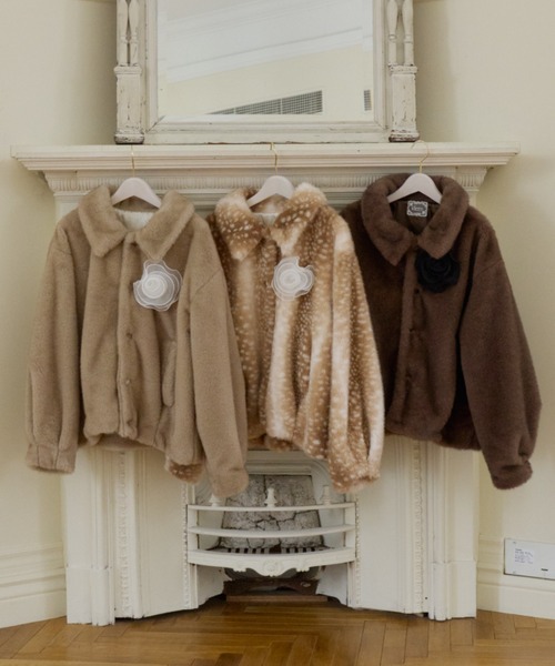 idem(イデム)の「tulle brooch fur coat / コサージュ付き(取り外し可能)ファーコート(その他アウター・レディース・ベージュ/その他/ブラウン・FREE)」の4枚目の写真