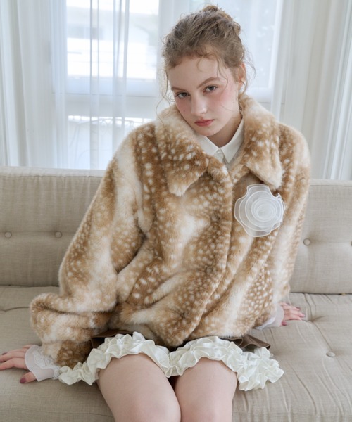 idem(イデム)の「tulle brooch fur coat / コサージュ付き(取り外し可能)ファーコート(その他アウター・レディース・ベージュ/その他/ブラウン・FREE)」の9枚目の写真