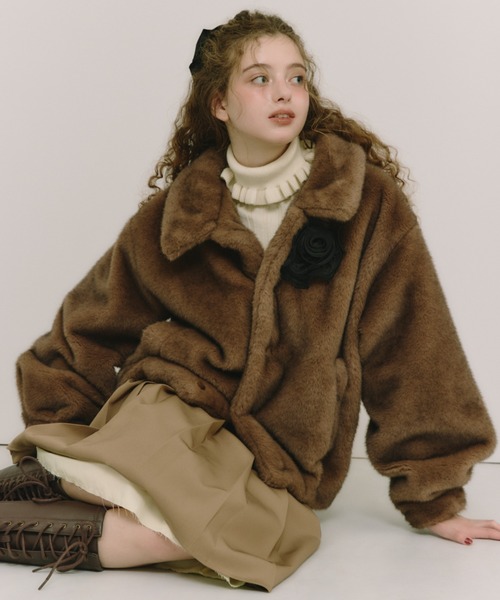 idem(イデム)の「tulle brooch fur coat / コサージュ付き(取り外し可能)ファーコート(その他アウター・レディース・ベージュ/その他/ブラウン・FREE)」の6枚目の写真
