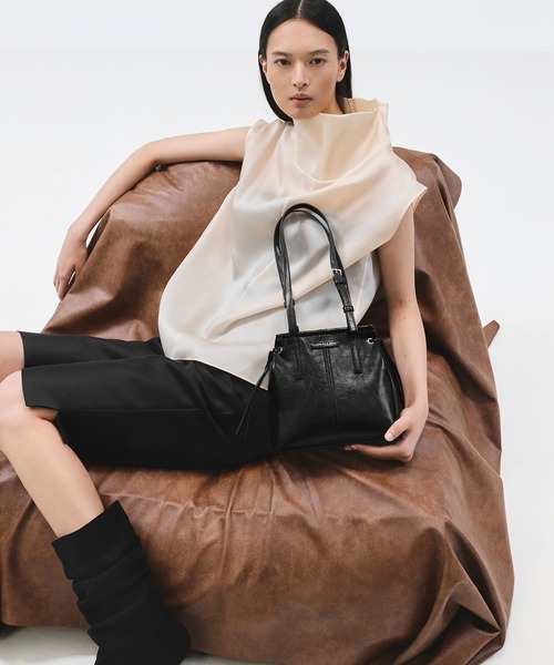 CHARLES & KEITH(チャールズ & キース)の「Noane ノアン イーロンゲイティド トートバッグ(トートバッグ・レディース・ワインレッド/スミクロ・S)」の1枚目の写真