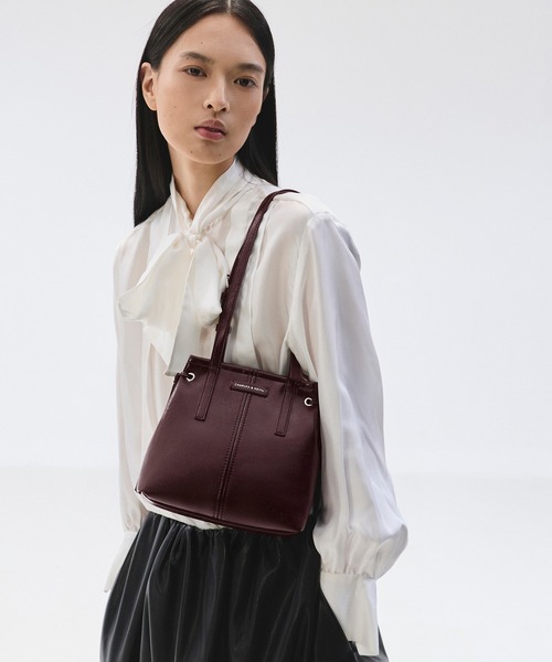 CHARLES & KEITH(チャールズ & キース)の「Noane ノアン イーロンゲイティド トートバッグ(トートバッグ・レディース・ワインレッド/スミクロ・S)」の2枚目の写真