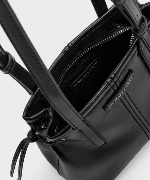 CHARLES & KEITH(チャールズ & キース)の「Noane ノアン イーロンゲイティド トートバッグ(トートバッグ・レディース・ワインレッド/スミクロ・S)」の6枚目の写真