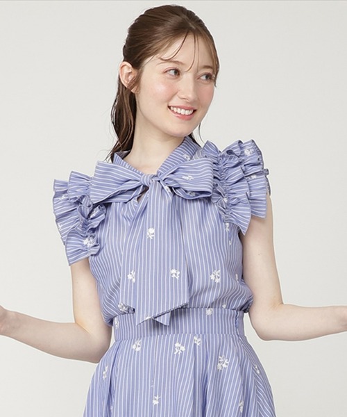 SWINGLE(スウィングル)の「【7/3発売】ストライプ×フラワー刺繍2WAYフリルブラウス(シャツ/ブラウス・レディース・ホワイト系その他5/ブルー系その他4・FREE)」の2枚目の写真