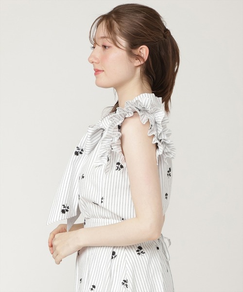 SWINGLE(スウィングル)の「【7/3発売】ストライプ×フラワー刺繍2WAYフリルブラウス(シャツ/ブラウス・レディース・ホワイト系その他5/ブルー系その他4・FREE)」の6枚目の写真