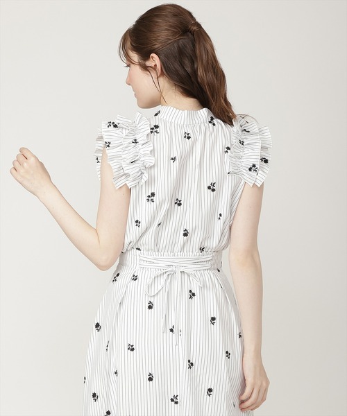 SWINGLE(スウィングル)の「【7/3発売】ストライプ×フラワー刺繍2WAYフリルブラウス(シャツ/ブラウス・レディース・ホワイト系その他5/ブルー系その他4・FREE)」の5枚目の写真