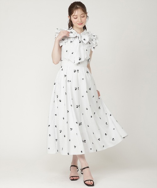 SWINGLE(スウィングル)の「【7/3発売】ストライプ×フラワー刺繍2WAYフリルブラウス(シャツ/ブラウス・レディース・ホワイト系その他5/ブルー系その他4・FREE)」の8枚目の写真