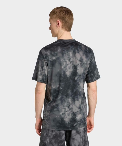 adidas(アディダス)の「トレイン エッセンシャルズ シーズナル 総柄プリントTシャツ / アディダス adidas(Tシャツ/カットソー・メンズ・ブラック・XX-LARGE/3XL/X-LARGE/SMALL/MEDIUM/LARGE)」の2枚目の写真