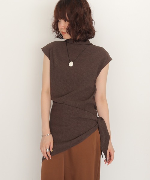 cheriella(シェリエラ)の「【cheriella】楊柳スカーフノースリーブブラウス CREPE SCARF SLEEVELESS BLOUSE(Tシャツ/カットソー・レディース・ブラック/ブラウン/アイボリー・FREE)」の5枚目の写真
