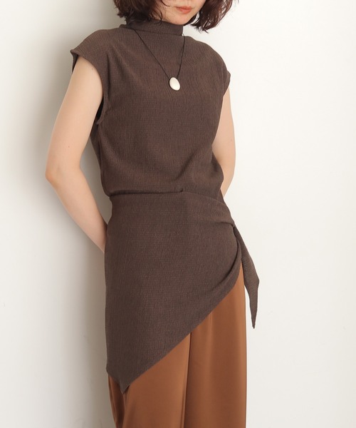 cheriella(シェリエラ)の「【cheriella】楊柳スカーフノースリーブブラウス CREPE SCARF SLEEVELESS BLOUSE(Tシャツ/カットソー・レディース・ブラック/ブラウン/アイボリー・FREE)」の4枚目の写真
