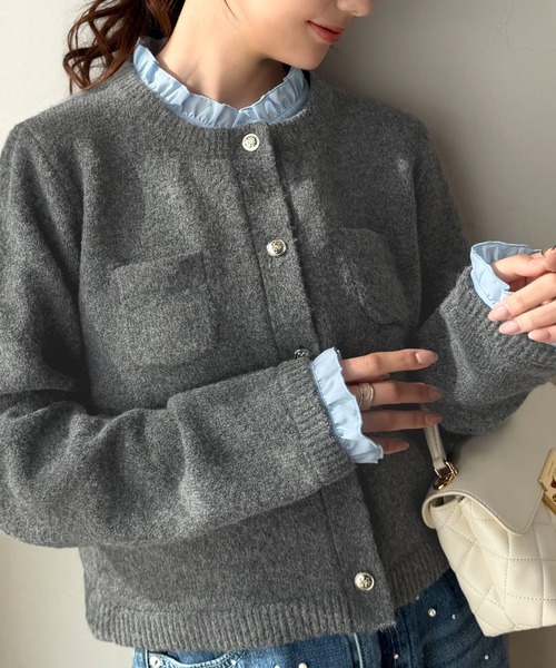 mily bilet(ミウィビレット)の「【mily bilet】秋コーデに、ひとさじの甘さを。取り外し可能フリル襟 2Wayフェイクレイヤードカーディガン(カーディガン/ボレロ・レディース・ネイビー/グレー/アイボリー・SMALL/MEDIUM/LARGE/X-LARGE)」の3枚目の写真