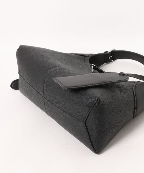 MARC JACOBS(マークジェイコブス)の「THE LEATHER SMALL BELTED SACK BAG/ザ レザー スモール ベルテッド サック バッグ(ショルダーバッグ・レディース・ブラック/ホワイト・ONE SIZE)」の7枚目の写真