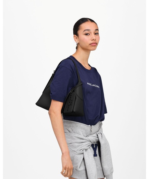 MARC JACOBS(マークジェイコブス)の「THE LEATHER SMALL BELTED SACK BAG/ザ レザー スモール ベルテッド サック バッグ(ショルダーバッグ・レディース・ブラック/ホワイト・ONE SIZE)」の3枚目の写真