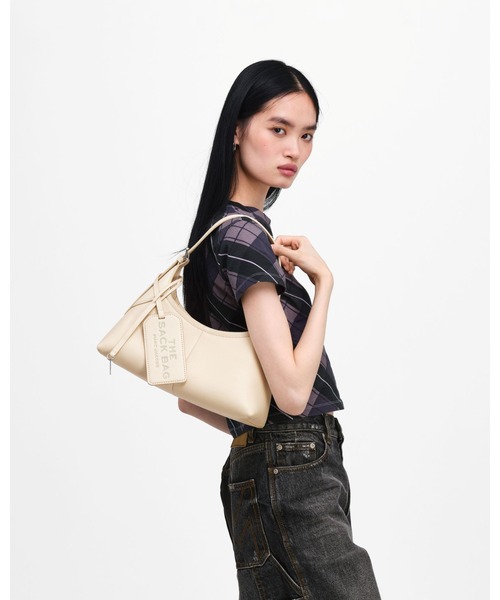 MARC JACOBS(マークジェイコブス)の「THE LEATHER SMALL BELTED SACK BAG/ザ レザー スモール ベルテッド サック バッグ(ショルダーバッグ・レディース・ブラック/ホワイト・ONE SIZE)」の8枚目の写真