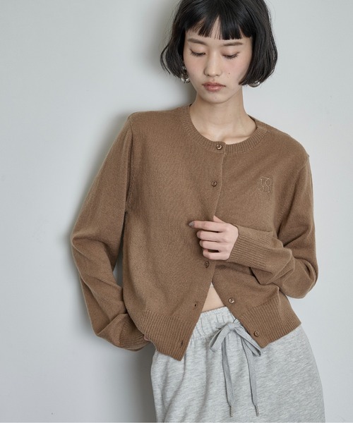 THE YOn(ザヨン)の「ロゴ刺繍コンパクトニットカーデ(カーディガン/ボレロ・レディース・ブラック/プラム/チャコールグレー/ブラウン・FREE)」の4枚目の写真