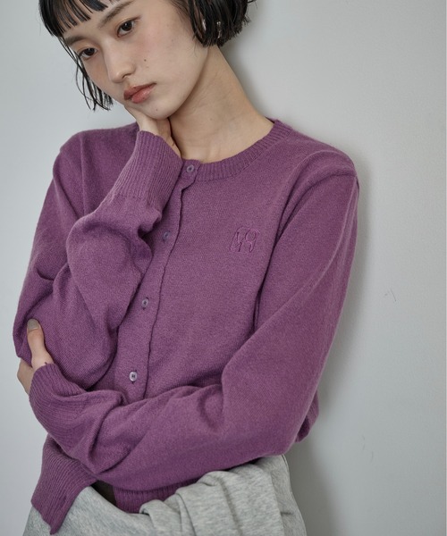 THE YOn(ザヨン)の「ロゴ刺繍コンパクトニットカーデ(カーディガン/ボレロ・レディース・ブラック/プラム/チャコールグレー/ブラウン・FREE)」の1枚目の写真