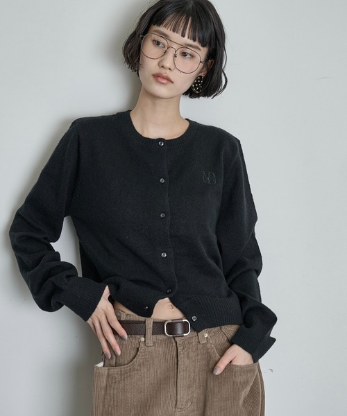 THE YOn(ザヨン)の「ロゴ刺繍コンパクトニットカーデ(カーディガン/ボレロ・レディース・ブラック/プラム/チャコールグレー/ブラウン・FREE)」の2枚目の写真