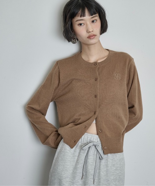 THE YOn(ザヨン)の「ロゴ刺繍コンパクトニットカーデ(カーディガン/ボレロ・レディース・ブラック/プラム/チャコールグレー/ブラウン・FREE)」の14枚目の写真