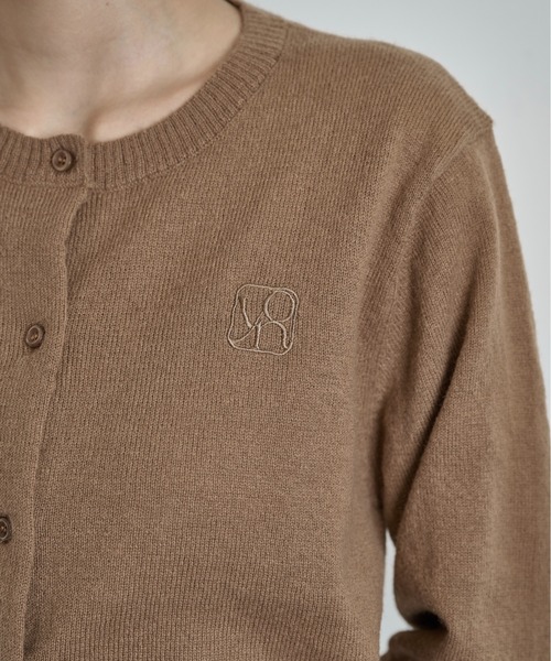 THE YOn(ザヨン)の「ロゴ刺繍コンパクトニットカーデ(カーディガン/ボレロ・レディース・ブラック/プラム/チャコールグレー/ブラウン・FREE)」の17枚目の写真