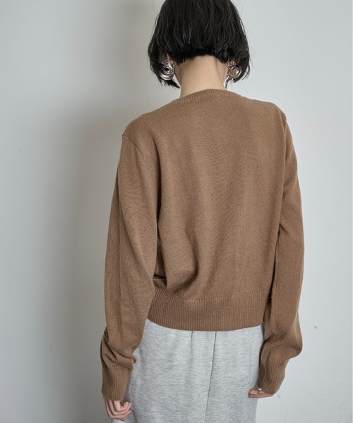 THE YOn(ザヨン)の「ロゴ刺繍コンパクトニットカーデ(カーディガン/ボレロ・レディース・ブラック/プラム/チャコールグレー/ブラウン・FREE)」の16枚目の写真