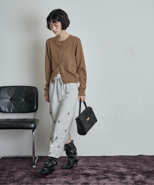 THE YOn(ザヨン)の「ロゴ刺繍コンパクトニットカーデ(カーディガン/ボレロ・レディース・ブラック/プラム/チャコールグレー/ブラウン・FREE)」の22枚目の写真