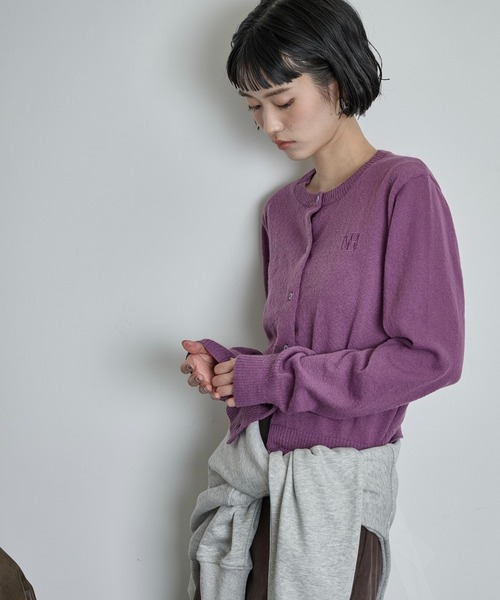 THE YOn(ザヨン)の「ロゴ刺繍コンパクトニットカーデ(カーディガン/ボレロ・レディース・ブラック/プラム/チャコールグレー/ブラウン・FREE)」の7枚目の写真