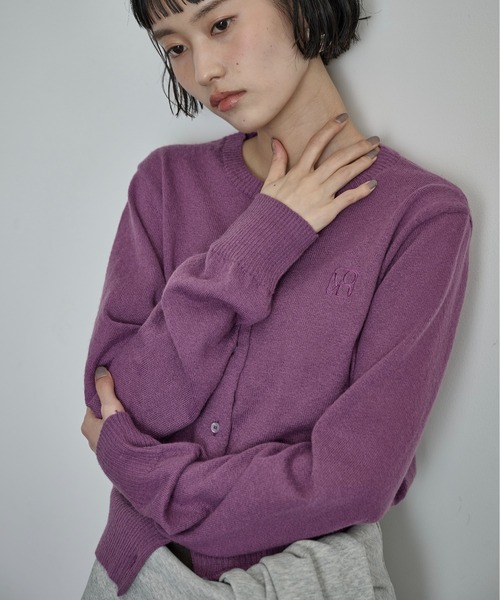 THE YOn(ザヨン)の「ロゴ刺繍コンパクトニットカーデ(カーディガン/ボレロ・レディース・ブラック/プラム/チャコールグレー/ブラウン・FREE)」の9枚目の写真