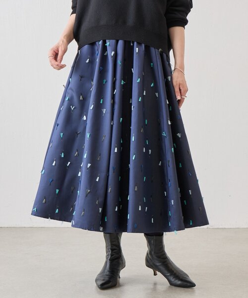 BEARDSLEY(ビアズリー)の「《ZOZO先行予約開始》フェザー刺繍スカート(スカート・レディース・ネイビー・FREE)」の1枚目の写真