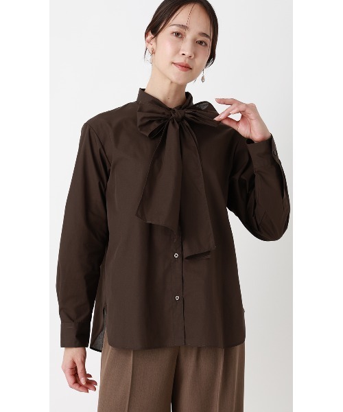 AOYAMA(アオヤマ)の「バンドカラーボウタイブラウス【長袖】【2WAY】2通りの着こなしを楽しめる華やかトップス(シャツ/ブラウス・レディース・ネイビー/ブラウン・L/M)」の1枚目の写真