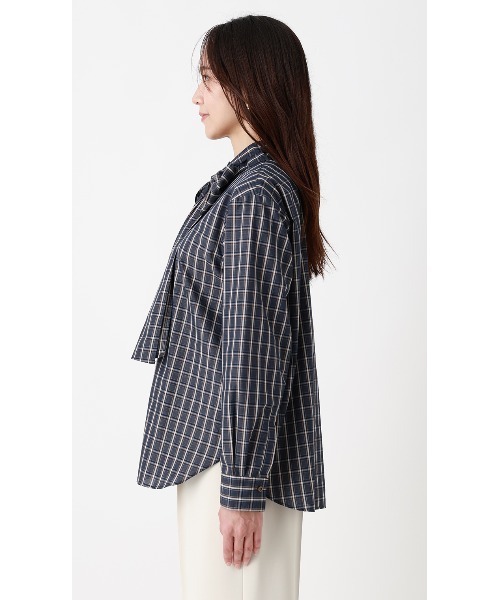 AOYAMA(アオヤマ)の「バンドカラーボウタイブラウス【長袖】【2WAY】2通りの着こなしを楽しめる華やかトップス(シャツ/ブラウス・レディース・ネイビー/ブラウン・L/M)」の4枚目の写真