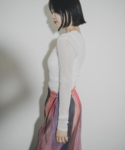 THE GOODLAND MARKET(ザグッドランドマーケット)の「cwtch SHEER RANDOM TUCK LONG TEE(Tシャツ/カットソー・レディース・ブラック/ライトブルー/ホワイト・FREE)」の14枚目の写真
