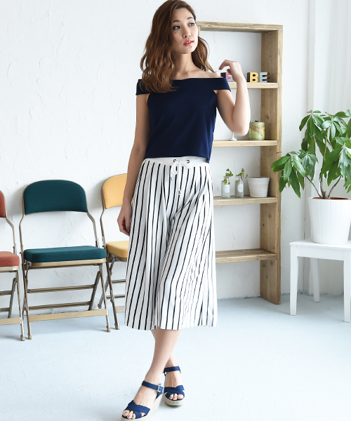 Luz Llena (philter)（ラズレナ　フィルター）の「[もっちり柔らかポンチ素材]オフショルダートップス（Tシャツ/カットソー・レディース・ネイビー/イエロー/ブラック/オフホワイト/ブルー/ピンク/レッド・LARGE/MEDIUM）」の11枚目の写真