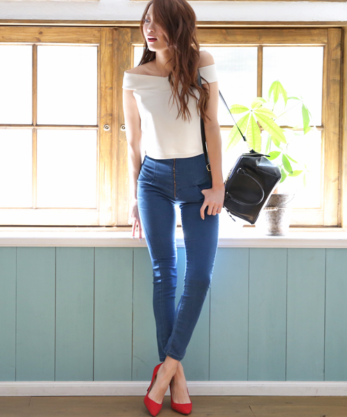 Luz Llena (philter)（ラズレナ　フィルター）の「[もっちり柔らかポンチ素材]オフショルダートップス（Tシャツ/カットソー・レディース・ネイビー/イエロー/ブラック/オフホワイト/ブルー/ピンク/レッド・LARGE/MEDIUM）」の10枚目の写真