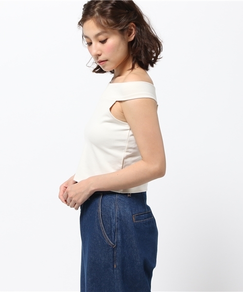 Luz Llena (philter)（ラズレナ　フィルター）の「[もっちり柔らかポンチ素材]オフショルダートップス（Tシャツ/カットソー・レディース・ネイビー/イエロー/ブラック/オフホワイト/ブルー/ピンク/レッド・LARGE/MEDIUM）」の13枚目の写真