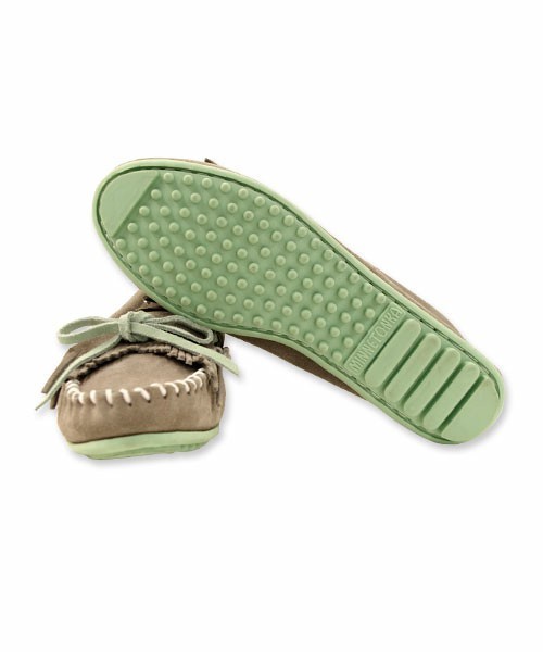style counsel(スタイルカウンセル)の「【16年 春夏コレクション 先行予約】 『MINNETONKA』 ミネトンカ キルティ スエードモカシン(モカシン/デッキシューズ・レディース・グレー/ベージュ・8inch/6inch/7inch/5inch)」の3枚目の写真