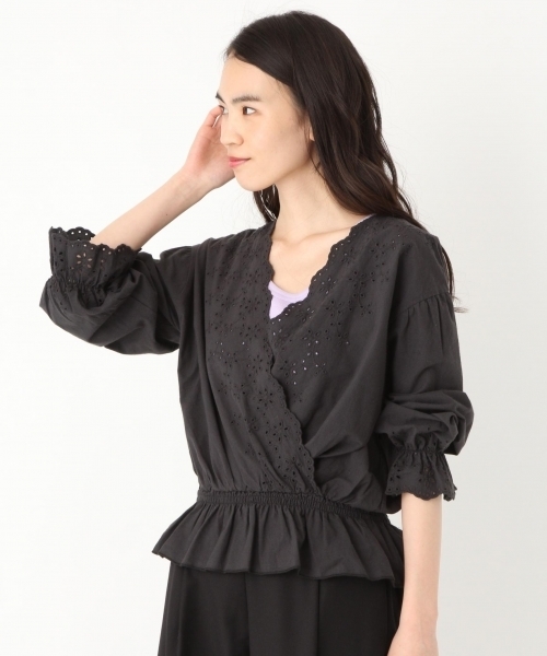 niko and...(ニコアンド)の「スカラレースカシュブラウス(シャツ/ブラウス・レディース・ホワイト/ブラック・LARGE/MEDIUM)」の2枚目の写真