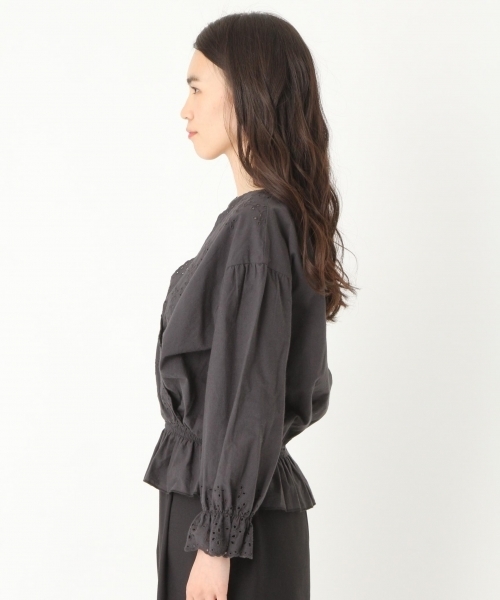 niko and...(ニコアンド)の「スカラレースカシュブラウス(シャツ/ブラウス・レディース・ホワイト/ブラック・LARGE/MEDIUM)」の5枚目の写真