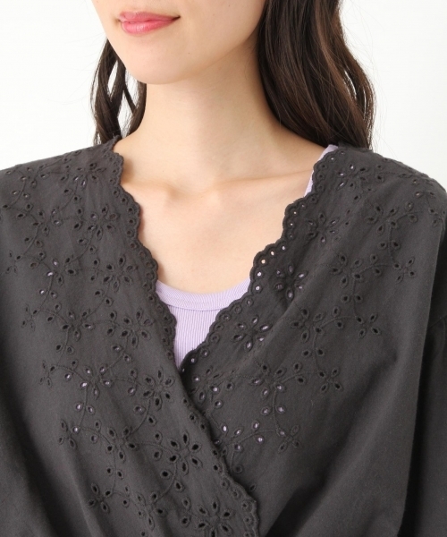 niko and...(ニコアンド)の「スカラレースカシュブラウス(シャツ/ブラウス・レディース・ホワイト/ブラック・LARGE/MEDIUM)」の4枚目の写真