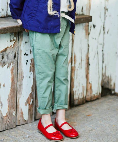 BRANSHES（ブランシェス）の「ベルト付きベイカーパンツ（その他パンツ・キッズ・ブルー/カーキオリーブ・80ｃｍ/90cm/100cm/110cm/120cm/130cm/140cm/150cm）」の2枚目の写真