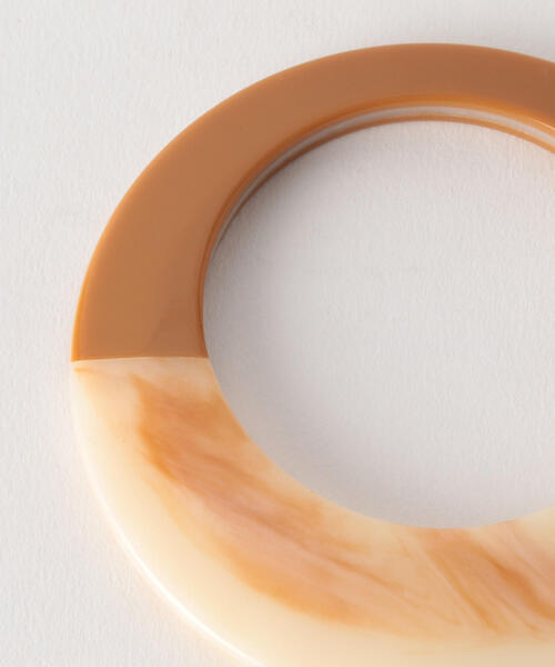 BEAUTY&YOUTH UNITED ARROWS（ビューティーアンドユースユナイテッドアローズ）の「BY 2トーンコンビ スマートバングル о（バングル/リストバンド・レディース・ブラウン/オフホワイト・FREE）」の4枚目の写真