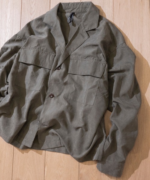 JOHN'S CLOSET(ジョンズクローゼット)の「【i】ポリスエード ラベルドシャツ(シャツ/ブラウス・メンズ・ベージュ系その他/ブルー/オリーブ/ブラック/オフホワイト・MEDIUM/LARGE)」の1枚目の写真