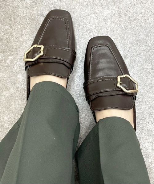 apres jour mignon（アプレジュールミニョン）の「バックルデザインフラットシューズ【ZOZOTOWN限定アイテム】（パンプス・レディース・ブラック/その他/ダークブラウン/グレイッシュベージュ・X-LARGE/LARGE/MEDIUM/SMALL）」の2枚目の写真