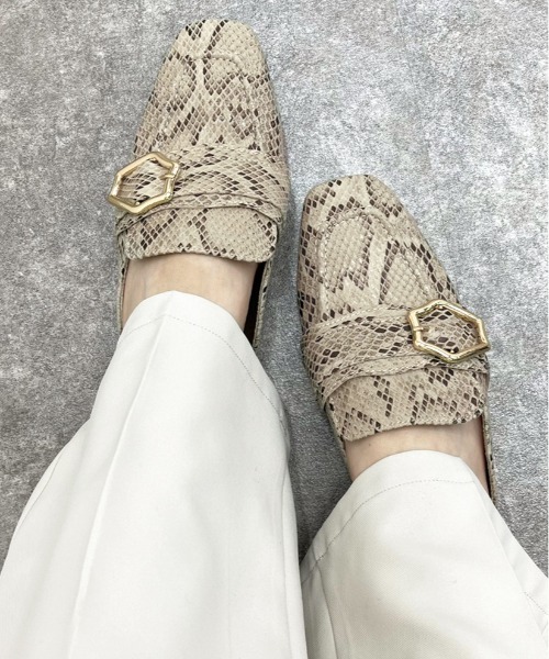 apres jour mignon（アプレジュールミニョン）の「バックルデザインフラットシューズ【ZOZOTOWN限定アイテム】（パンプス・レディース・ブラック/その他/ダークブラウン/グレイッシュベージュ・X-LARGE/LARGE/MEDIUM/SMALL）」の4枚目の写真