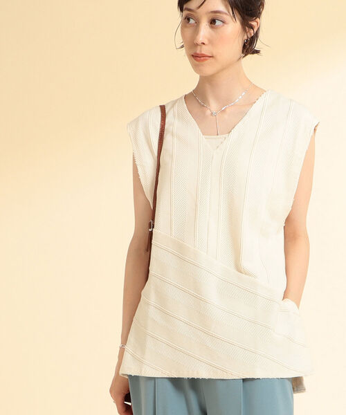 Ray BEAMS(レイビームス)の「Ray BEAMS / ヘリンボーン サイド スリット Vネック カットソー(Tシャツ/カットソー・レディース・オフホワイト/ブラック/ミント・ONE SIZE)」の1枚目の写真