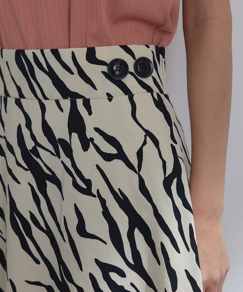 vis-`a-vis（ビサビ）の「【WEB限定】ゼブラ柄ハイウエストフレアースカート（スカート・レディース・ブラック系その他/ホワイト系その他5・M/S）」の5枚目の写真