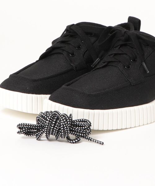 CHARLES & KEITH(チャールズ & キース)の「リサイクルポリエステル ロートップスニーカー / Recycled Polyester Low-Top Sneakers(スニーカー・レディース・ブラック/ベージュ・22.5cm/23.5cm/25.5cm/24.5cm/25cm/23cm)」の4枚目の写真