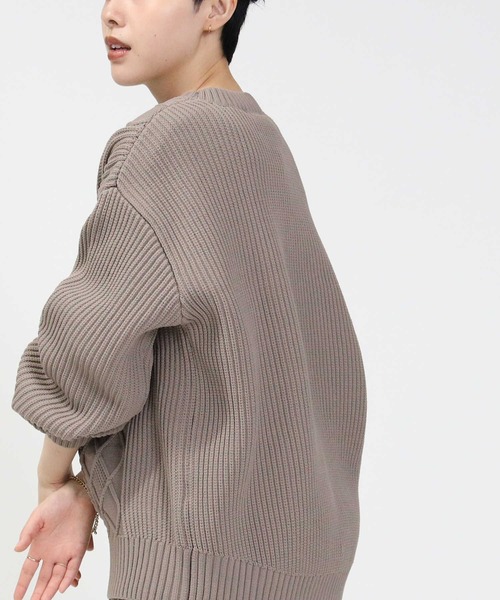 HONEYSUCKLE ROSE（ハニーサックルローズ）の「【HONEYSUCKLE ROSE】洗える軽ふわケーブルニット（ニット/セーター・レディース・ライトグレー/ブルー/ブラウン/ピンク/オフホワイト/ブラック・M/S/L）」の16枚目の写真