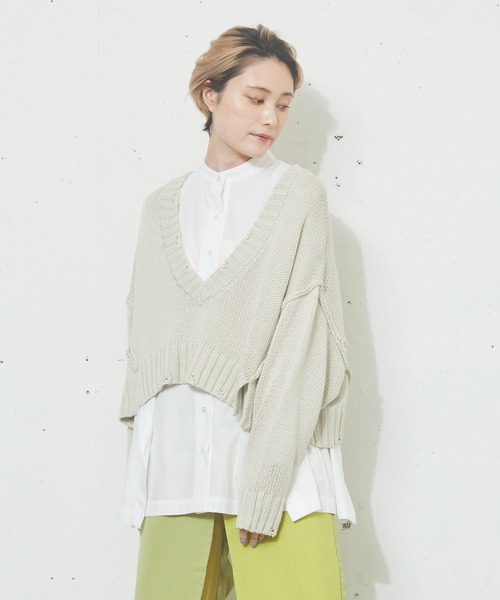 kivi(キヴィ)の「ダメージショートVカラーニット(ニット/セーター・レディース・ブラック/オフホワイト/ピンク/ブルー/グリーン・FREE)」の2枚目の写真