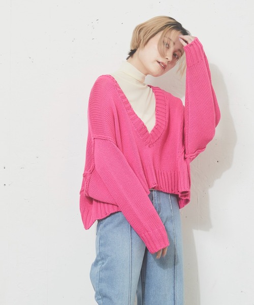 kivi(キヴィ)の「ダメージショートVカラーニット(ニット/セーター・レディース・ブラック/オフホワイト/ピンク/ブルー/グリーン・FREE)」の1枚目の写真