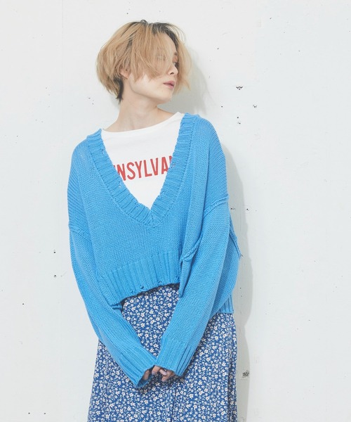 kivi(キヴィ)の「ダメージショートVカラーニット(ニット/セーター・レディース・ブラック/オフホワイト/ピンク/ブルー/グリーン・FREE)」の5枚目の写真